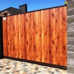 Откатные ворота с вертикальным расположением металлосайдинга