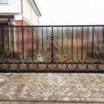Откатные ворота с элементами ковки